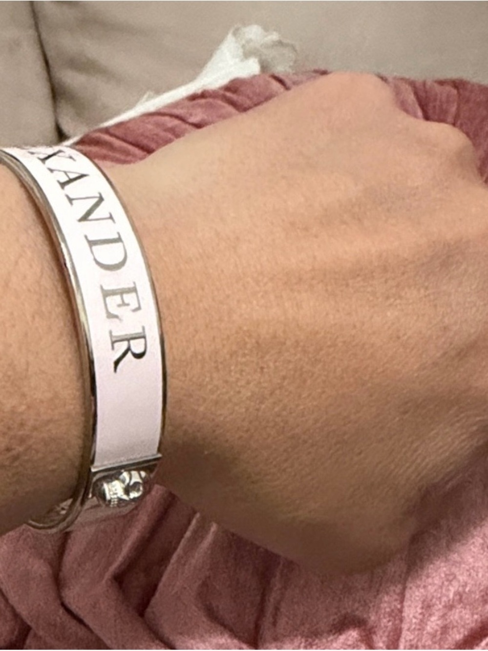 ALEXANDER McQUEEN Authentic White & Silver ๐ Logo Enamel Bangle Bracelet *Fab* - Picture 4 of 4